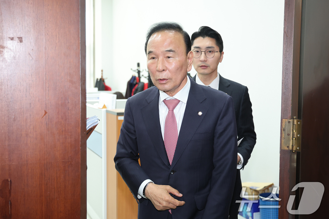 (서울=뉴스1) 신웅수 기자 = 국민의힘 새 공천관리위원장에 임명된 박덕흠 의원이 2일 서울 여의도 국회에서 장동혁 대표를 만난 후 당대표실을 나서고 있다. 2026.4.2/뉴스1 …