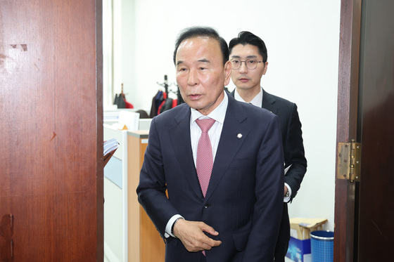 당대표실 나서는 박덕흠 공천관리위원장