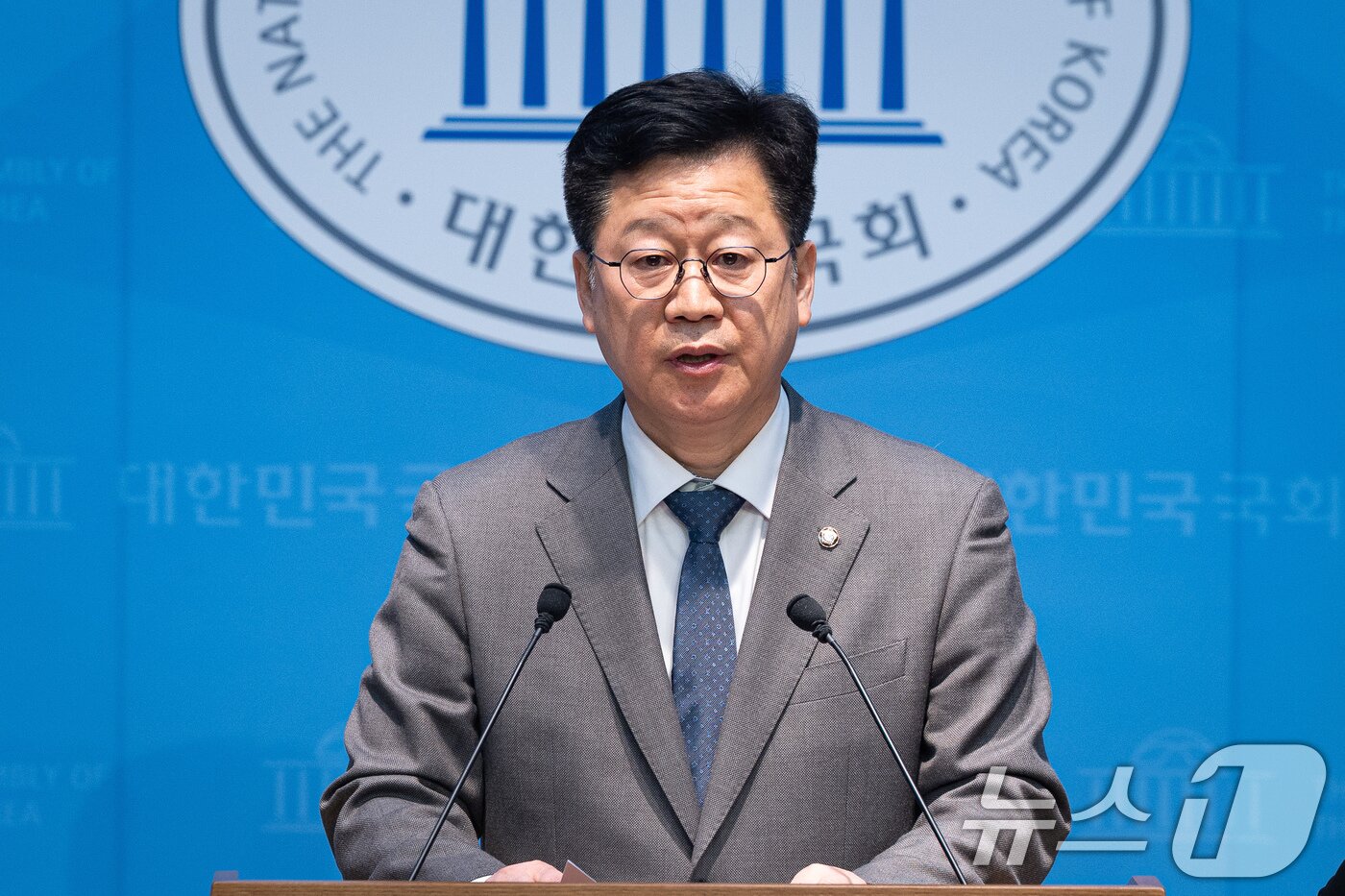 본문 이미지 - 안호영 더불어민주당 의원이 2일 서울 여의도 국회 소통관에서 전라북도지사 출마 선언 기자회견을 하고 있다. 2026.4.2 ⓒ 뉴스1 유승관 기자