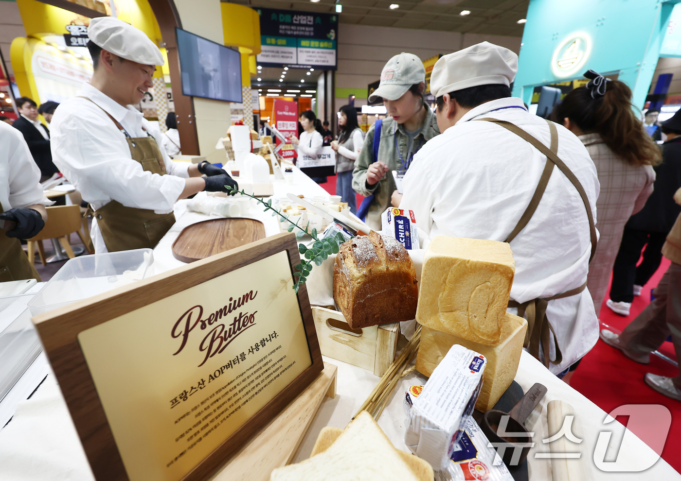 (서울=뉴스1) 김민지 기자 = 2일 오전 서울 강남구 코엑스에서 열린 2026 상반기 IFS 프랜차이즈 창업·산업 박람회를 찾은 관람객들이 창업 상담을 받고 있다. 2026.4. …