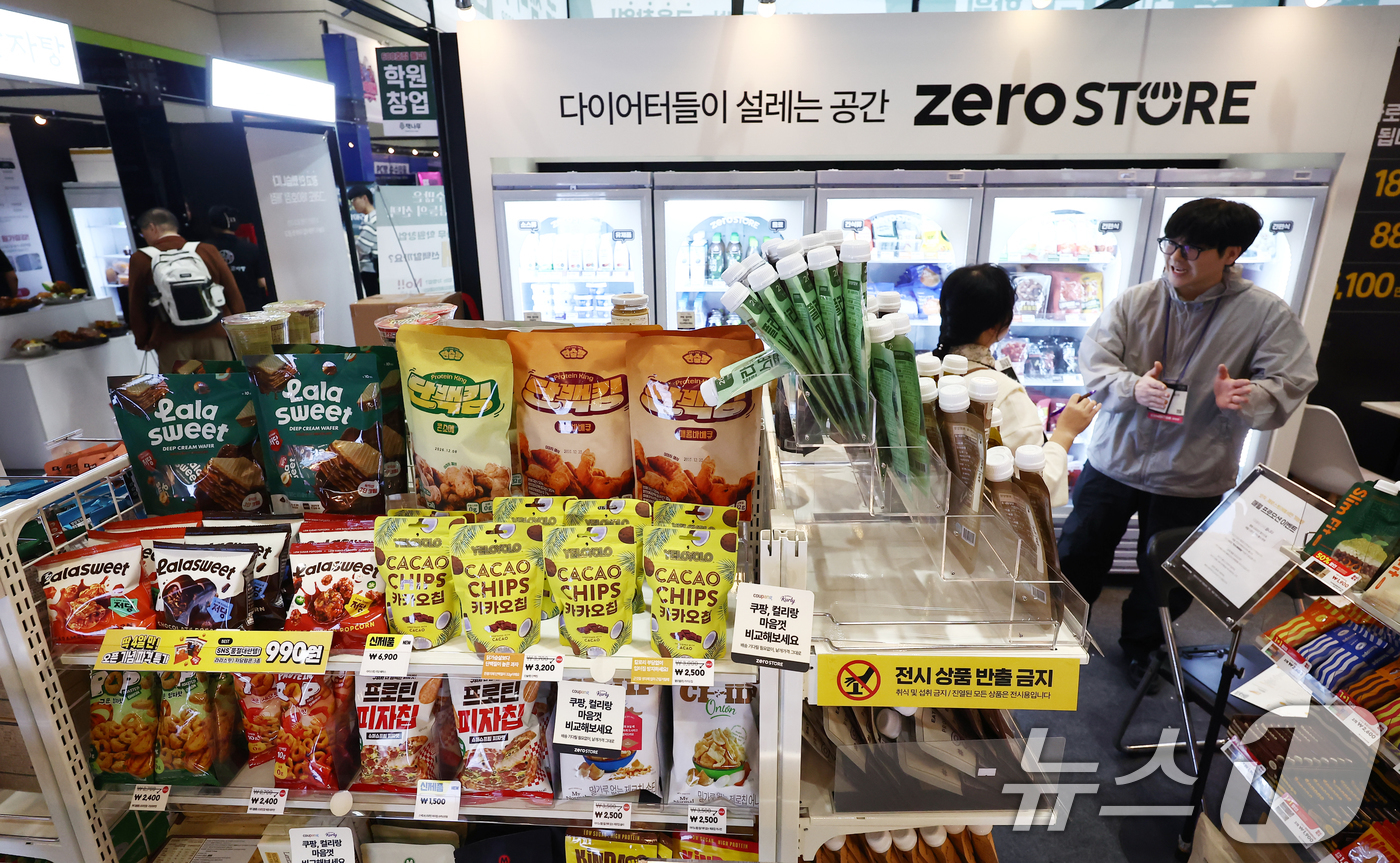 (서울=뉴스1) 김민지 기자 = 2일 오전 서울 강남구 코엑스에서 열린 2026 상반기 IFS 프랜차이즈 창업·산업 박람회를 찾은 관람객들이 창업 상담을 받고 있다. 2026.4. …