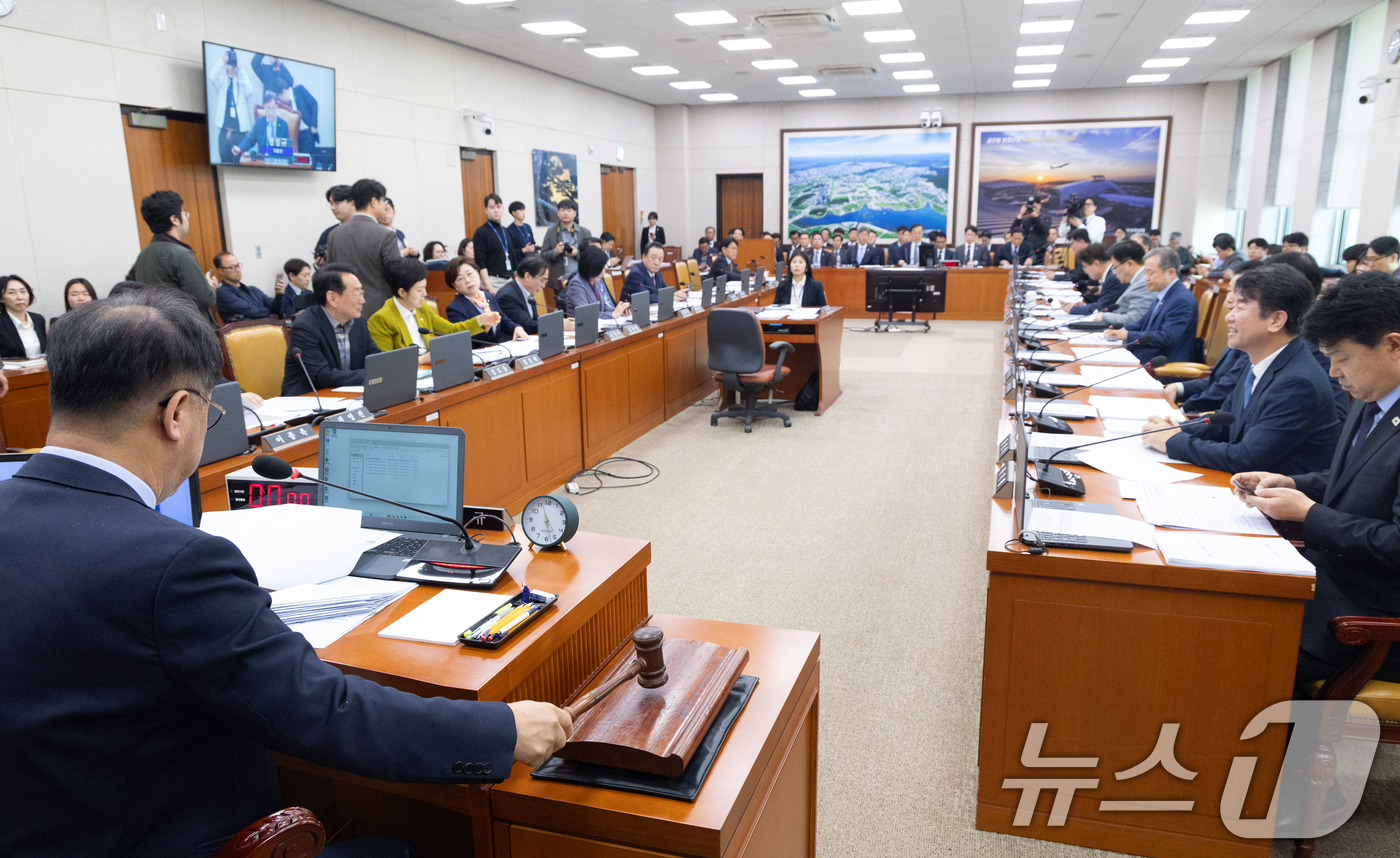 (서울=뉴스1) 이승배 기자 = 2일 서울 여의도 국회에서 열린 제433회국회(임시회) 국토교통위원회 제2차 전체회의에서 맹성규 위원장이 의사진행을 하고 있다. 2026.4.2/뉴 …