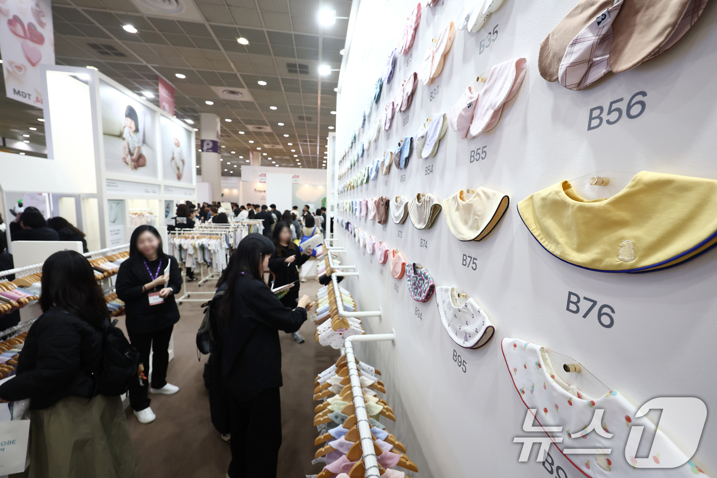 (서울=뉴스1) 김민지 기자 = 2일 오전 서울 강남구 코엑스에서 열린 제49회 베페 베이비페어에서 관람객들이 부스를 둘러보고 있다. 2026.4.2/뉴스1