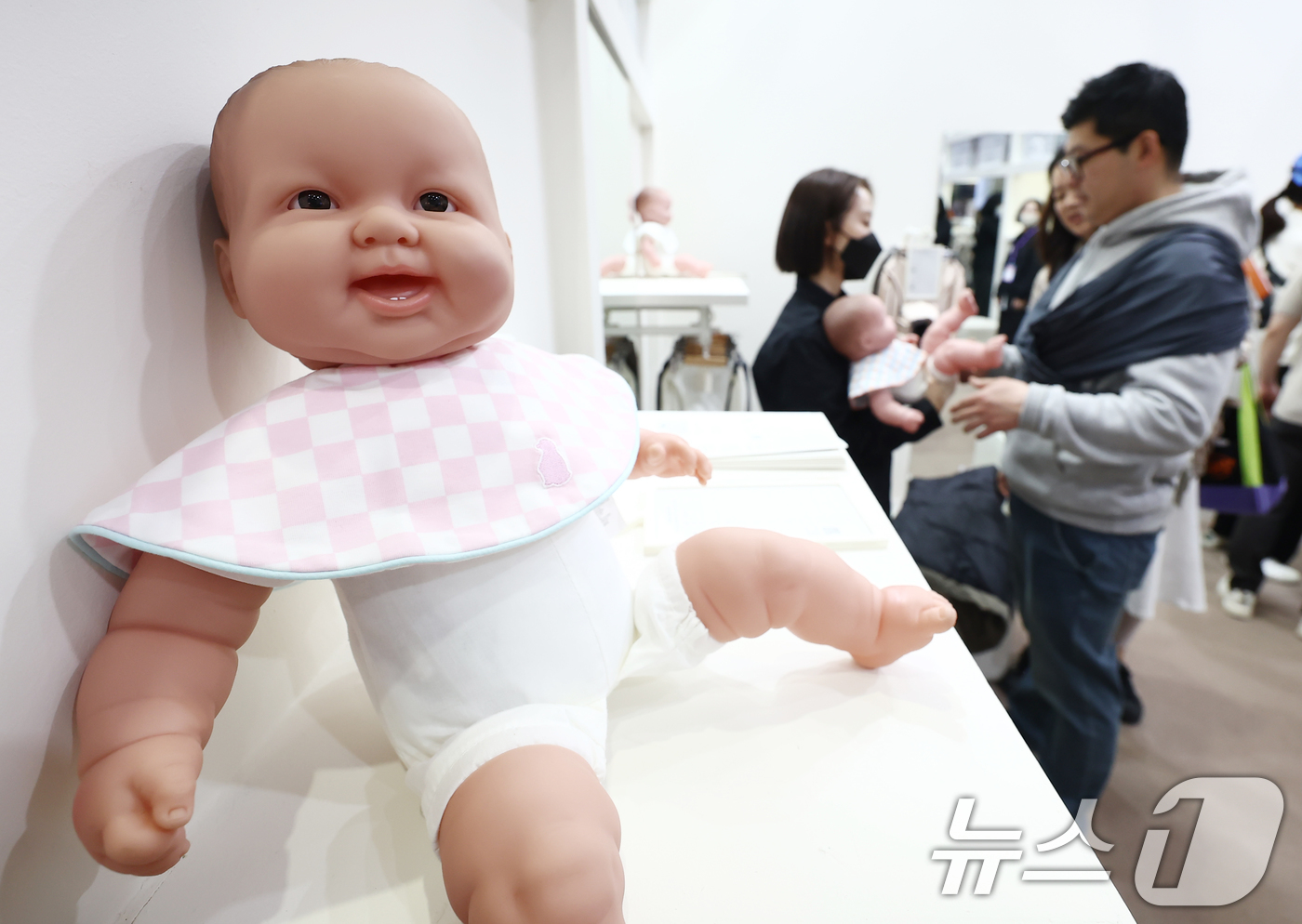 (서울=뉴스1) 김민지 기자 = 2일 오전 서울 강남구 코엑스에서 열린 제49회 베페 베이비페어에서 관람객들이 부스를 둘러보고 있다. 2026.4.2/뉴스1