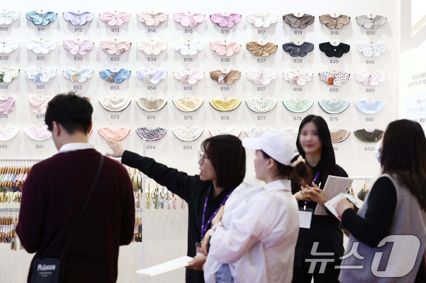 (서울=뉴스1) 김민지 기자 = 2일 오전 서울 강남구 코엑스에서 열린 제49회 베페 베이비페어에서 관람객들이 부스를 둘러보고 있다. 2026.4.2/뉴스1