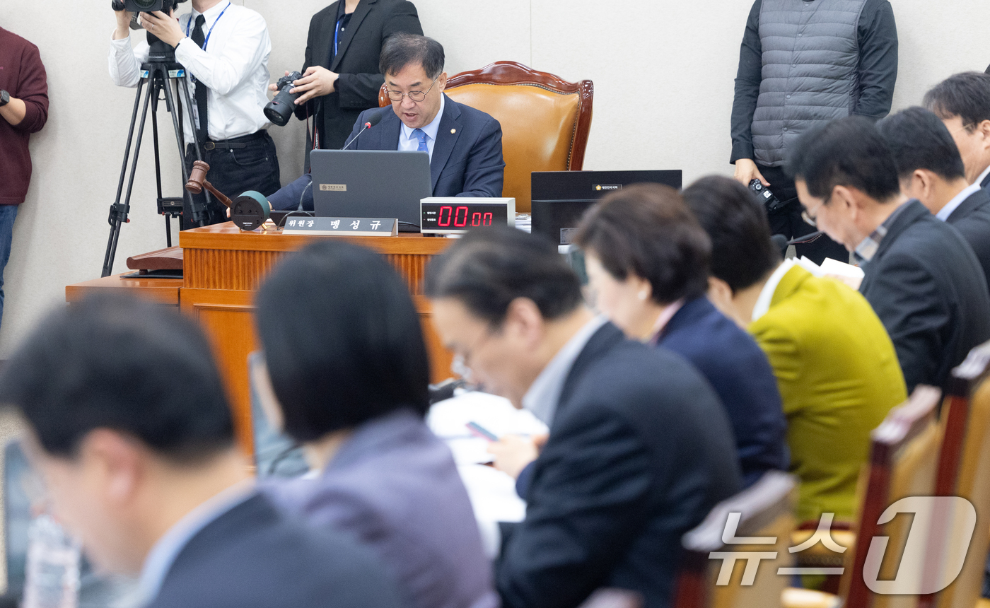 (서울=뉴스1) 이승배 기자 = 2일 서울 여의도 국회에서 열린 제433회국회(임시회) 국토교통위원회 제2차 전체회의에서 맹성규 위원장이 의사진행을 하고 있다. 2026.4.2/뉴 …