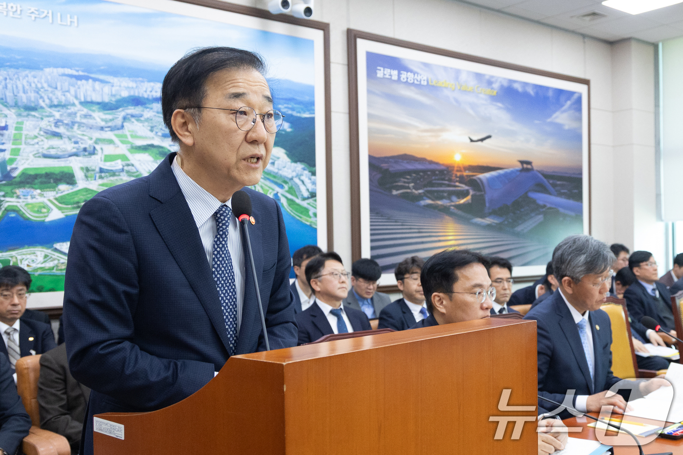 (서울=뉴스1) 이승배 기자 = 2일 서울 여의도 국회에서 열린 제433회국회(임시회) 국토교통위원회 제2차 전체회의에서 김윤덕 국토교통부 장관이 추가경정예산안 관련 제안 설명을 …