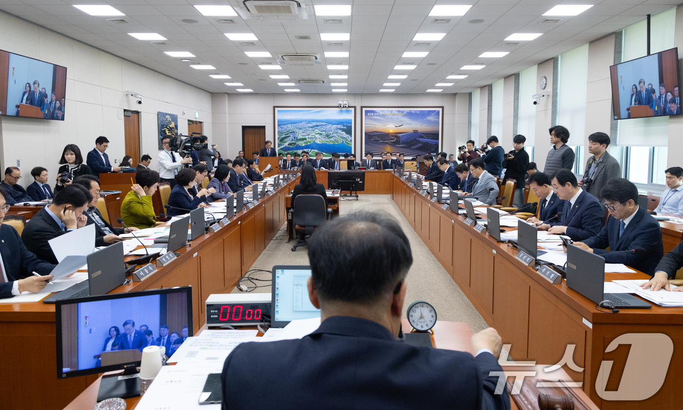 (서울=뉴스1) 이승배 기자 = 2일 서울 여의도 국회에서 열린 제433회국회(임시회) 국토교통위원회 제2차 전체회의에서 맹성규 위원장이 의사진행을 하고 있다. 2026.4.2/뉴 …