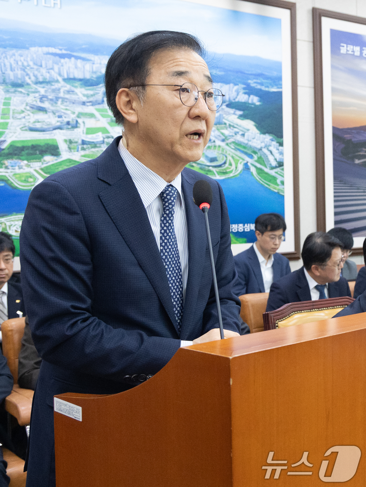 (서울=뉴스1) 이승배 기자 = 2일 서울 여의도 국회에서 열린 제433회국회(임시회) 국토교통위원회 제2차 전체회의에서 김윤덕 국토교통부 장관이 추가경정예산안 관련 제안 설명을 …