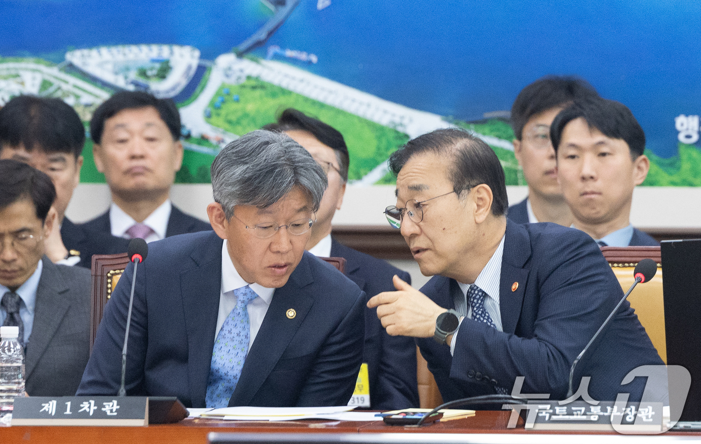 (서울=뉴스1) 이승배 기자 = 2일 서울 여의도 국회에서 열린 제433회국회(임시회) 국토교통위원회 제2차 전체회의에서 김윤덕 국토교통부 장관이 김이탁 차관과 대화하고 있다. 2 …