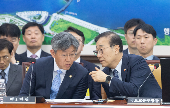 대화 나누는 국토부 장차관