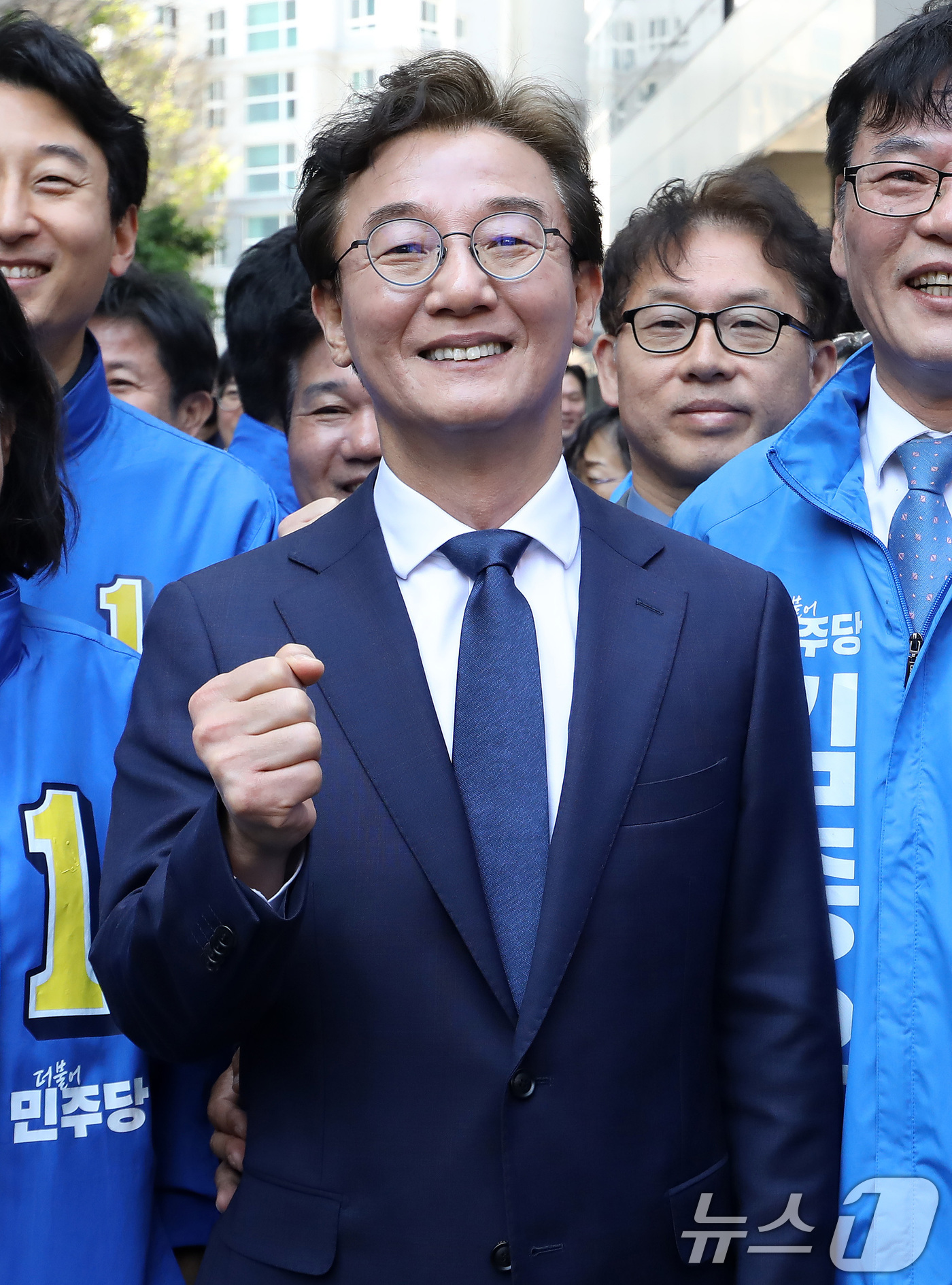 (부산=뉴스1) 윤일지 기자 = 전재수 더불어민주당 의원이 2일 부산 동구 해양수산부 청사 앞에서 기자회견을 열고 6·3 지방선거 부산시장 출마를 공식 선언한 후 주먹을 불끈 쥐고 …