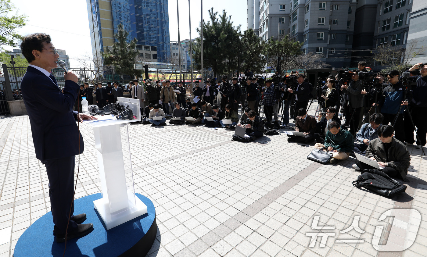 (부산=뉴스1) 윤일지 기자 = 전재수 더불어민주당 의원이 2일 부산 동구 해양수산부 청사 앞에서 기자회견을 열고 6·3 지방선거 부산시장 출마를 공식 선언하고 있다.  2026. …