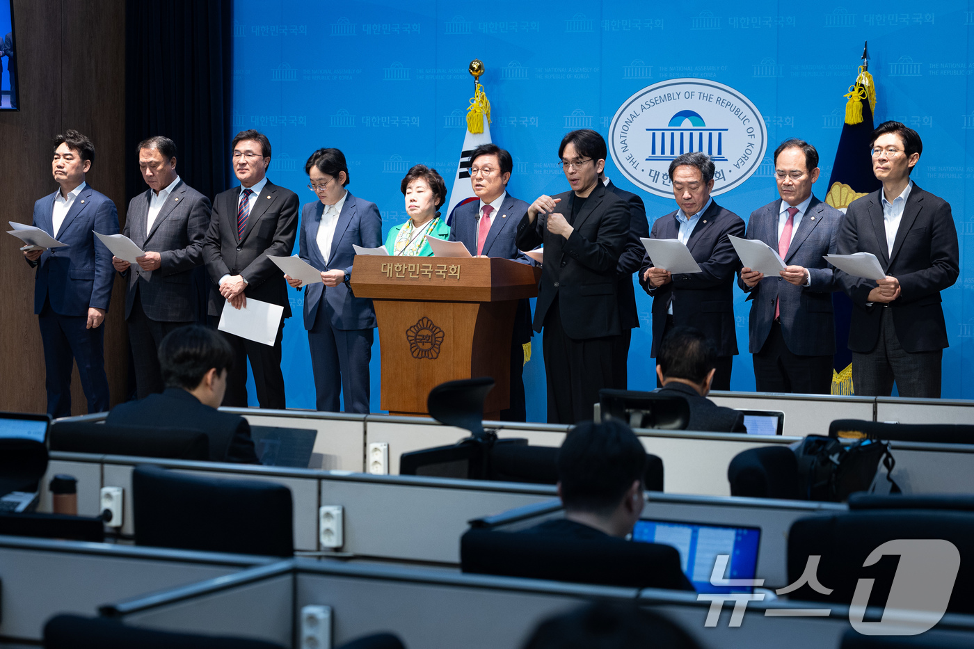 (서울=뉴스1) 유승관 기자 = 국회 예산결산특별위원회 국민의힘 박형수 간사를 비롯한 위원들이 2일 서울 여의도 국회 소통관에서 2026년도 제1회 추가경정예산안 관련 기자회견을 …