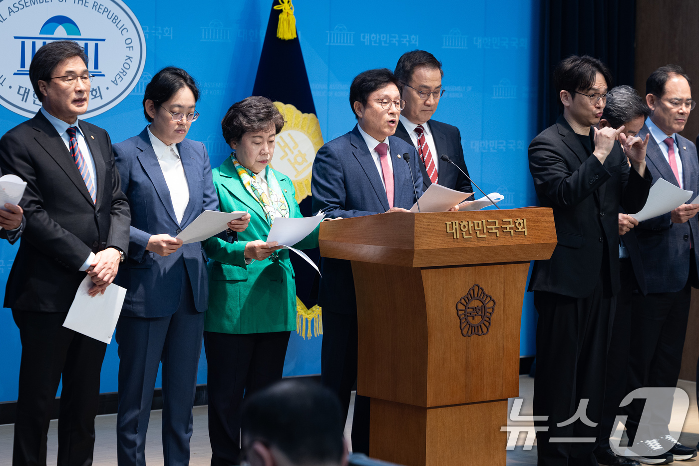 (서울=뉴스1) 유승관 기자 = 국회 예산결산특별위원회 국민의힘 박형수 간사를 비롯한 위원들이 2일 서울 여의도 국회 소통관에서 2026년도 제1회 추가경정예산안 관련 기자회견을 …