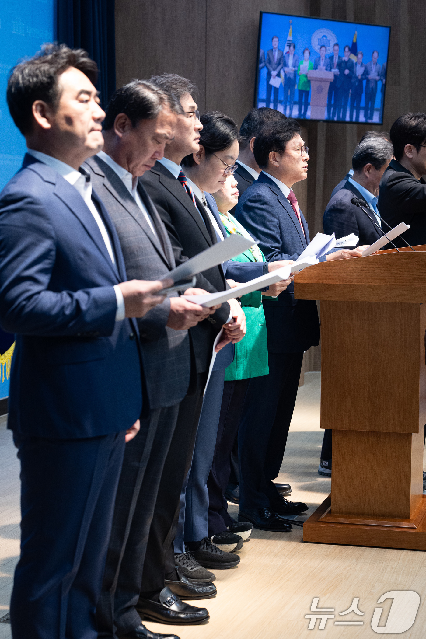 (서울=뉴스1) 유승관 기자 = 국회 예산결산특별위원회 국민의힘 박형수 간사를 비롯한 위원들이 2일 서울 여의도 국회 소통관에서 2026년도 제1회 추가경정예산안 관련 기자회견을 …