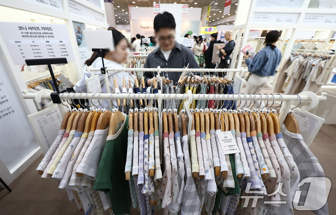 (서울=뉴스1) 김민지 기자 = 2일 오전 서울 강남구 코엑스에서 열린 제49회 베페 베이비페어에서 관람객들이 부스를 둘러보고 있다. 2026.4.2/뉴스1