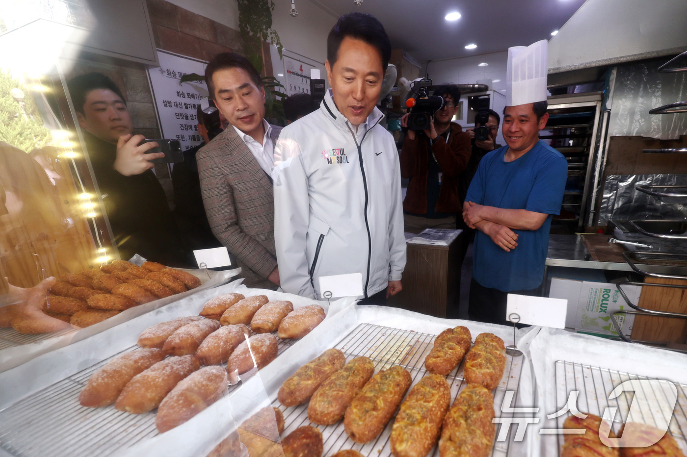 (서울=뉴스1) 구윤성 기자 = 오세훈 서울시장이 2일 오전 서울 도봉구 쌍문동에 조성된 '쌍리단길'의 한 꽈배기 전문점을 찾아 상인과 대화하고 있다.  2026.4.2/뉴스1
