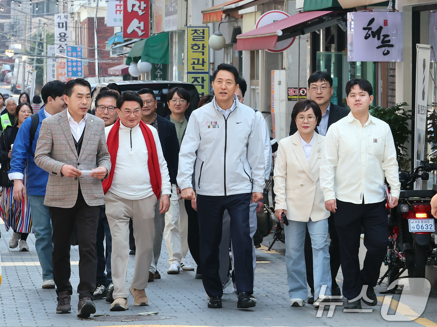 (서울=뉴스1) 구윤성 기자 = 오세훈 서울시장이 2일 오전 서울 도봉구 쌍문동에 조성된 '쌍리단길'을 찾아 둘러보고 있다. (공동취재) 2026.4.2/뉴스1