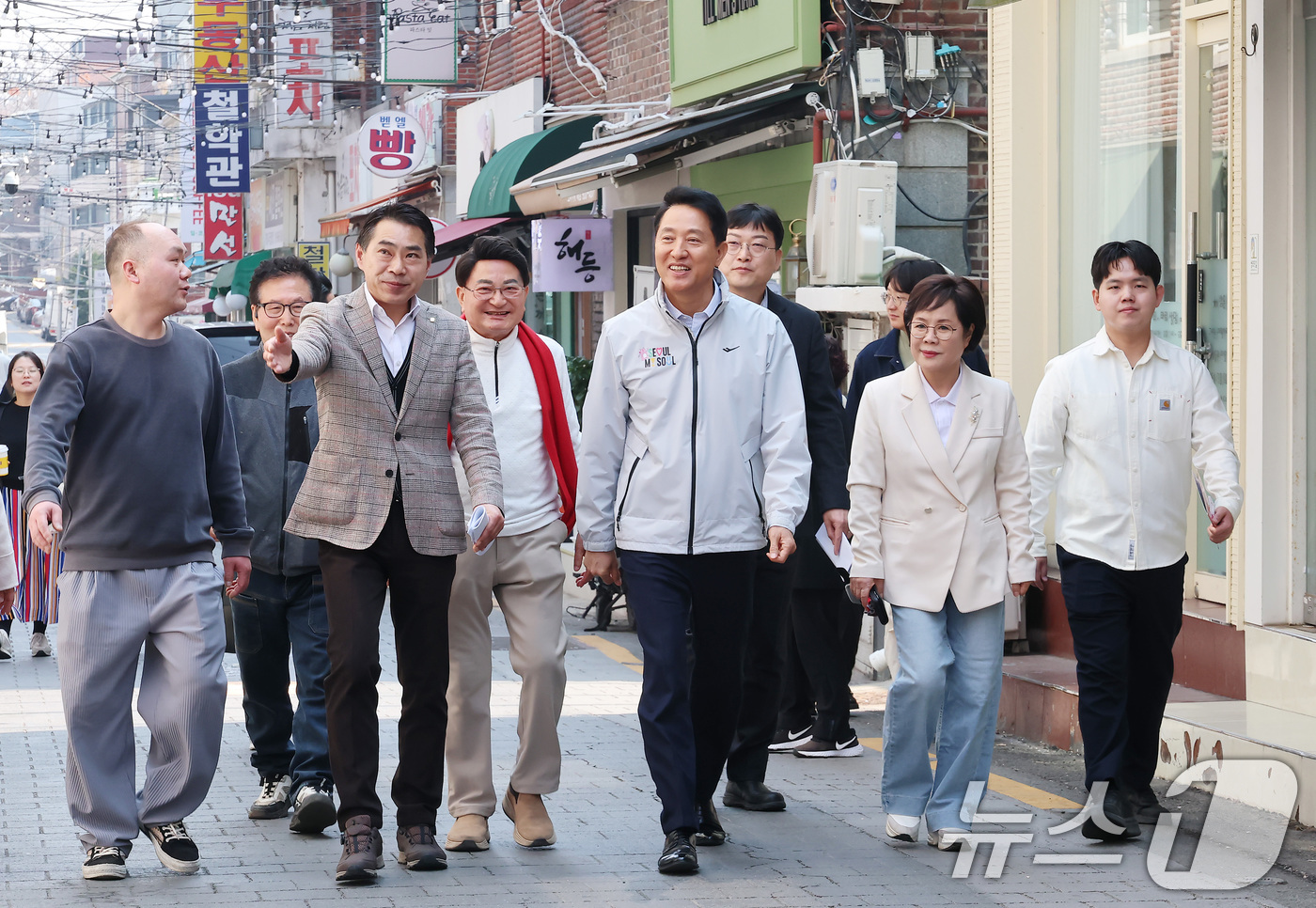 (서울=뉴스1) 구윤성 기자 = 오세훈 서울시장이 2일 오전 서울 도봉구 쌍문동에 조성된 '쌍리단길'을 찾아 둘러보고 있다. (공동취재) 2026.4.2/뉴스1
