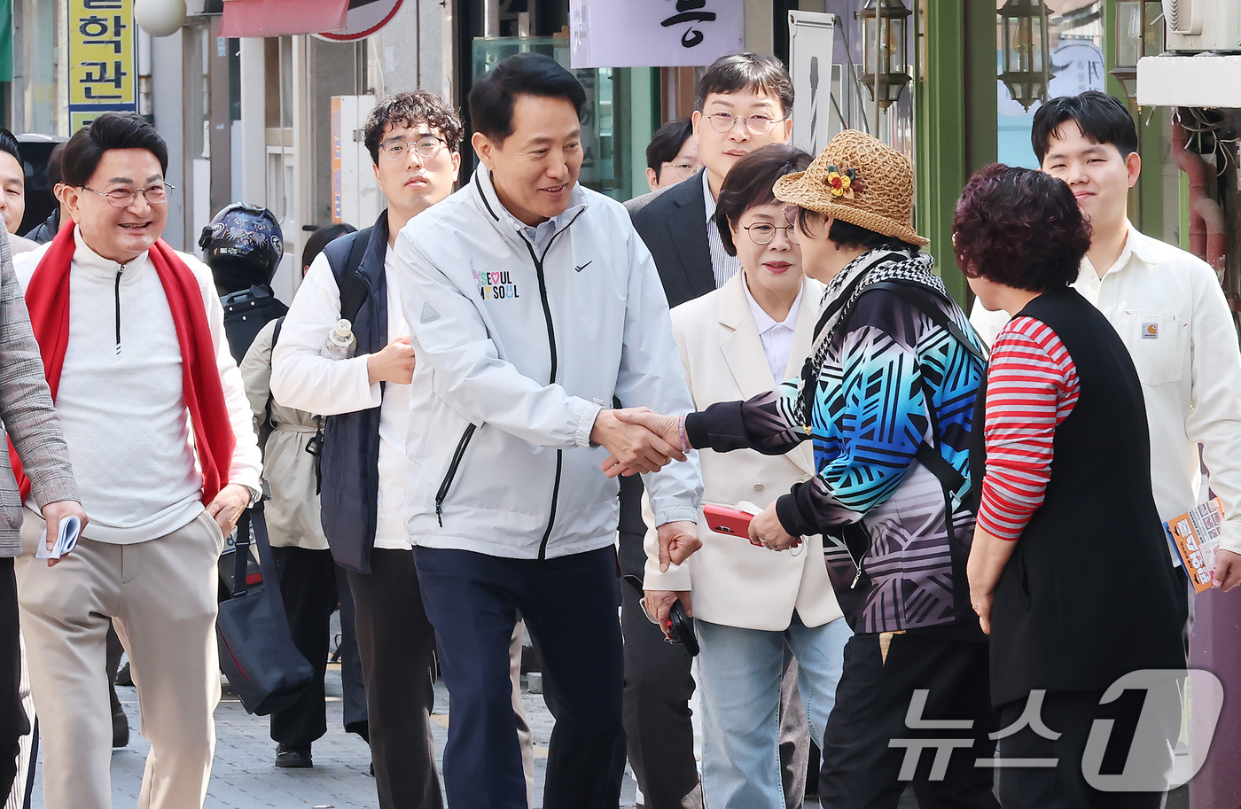 (서울=뉴스1) 구윤성 기자 = 오세훈 서울시장이 2일 오전 서울 도봉구 쌍문동에 조성된 '쌍리단길'을 찾아 주민들과 인사 나누고 있다. (공동취재) 2026.4.2/뉴스1