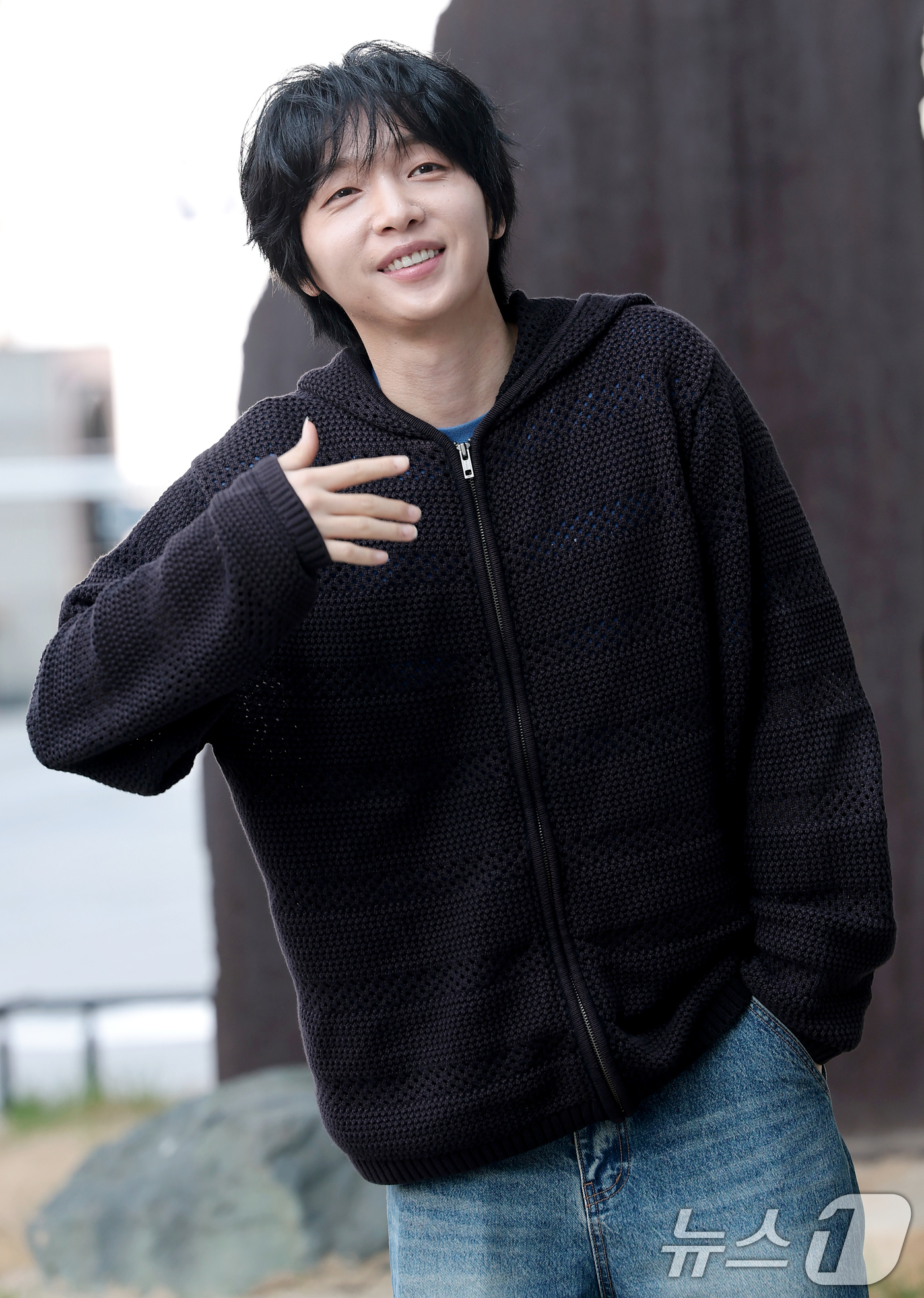 (서울=뉴스1) 권현진 기자 = 가수 정세운이 SBS 파워FM '12시엔 주현영' 출연을 위해 2일 오후 서울 양천구 SBS에 도착해 인사를 하고 있다. 2026.4.2/뉴스1