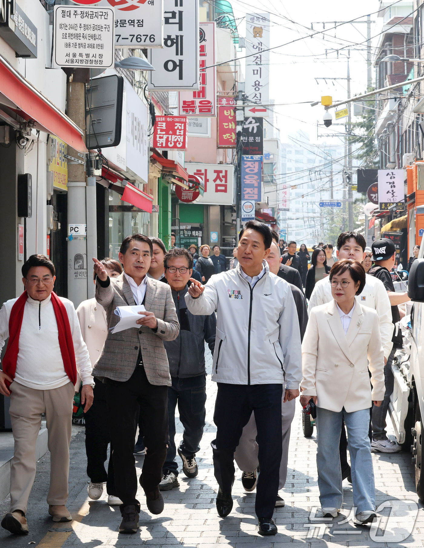 (서울=뉴스1) 구윤성 기자 = 오세훈 서울시장이 2일 오전 서울 도봉구 쌍문동에 조성된 '쌍리단길'을 찾아 둘러보고 있다. (공동취재) 2026.4.2/뉴스1