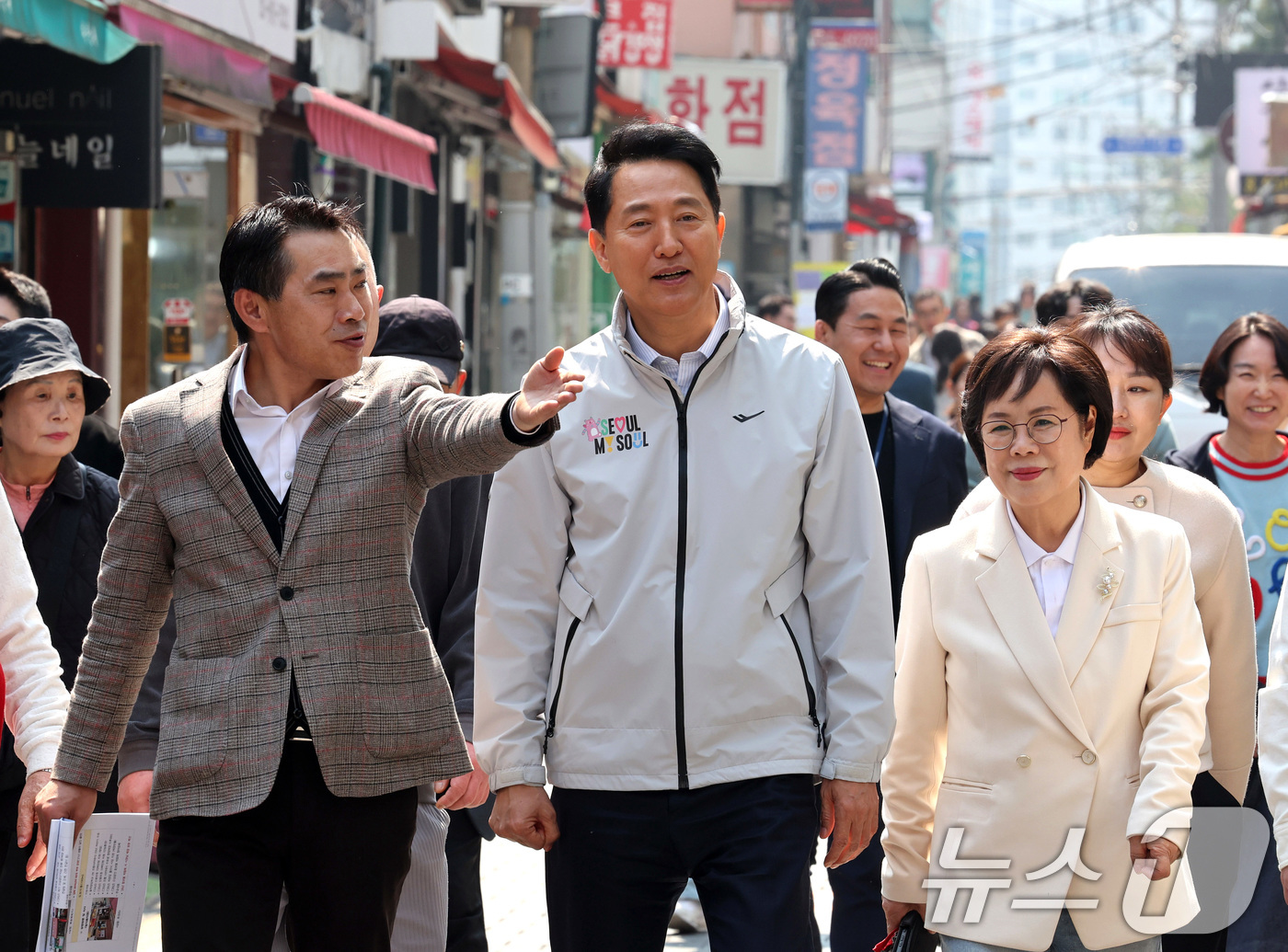 (서울=뉴스1) 구윤성 기자 = 오세훈 서울시장이 2일 오전 서울 도봉구 쌍문동에 조성된 '쌍리단길'을 찾아 둘러보고 있다. (공동취재) 2026.4.2/뉴스1