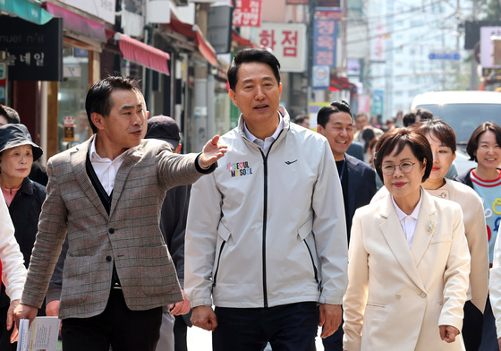 쌍리단길 둘러보는 오세훈 시장