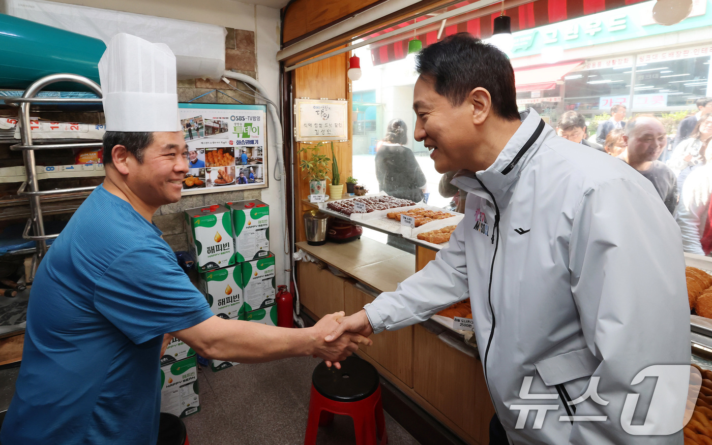 (서울=뉴스1) 구윤성 기자 = 오세훈 서울시장이 2일 오전 서울 쌍문동에 조성된 '쌍리단길'의 한 꽈배기 전문점을 찾아 상인과 대화하고 있다.  2026.4.2/뉴스1