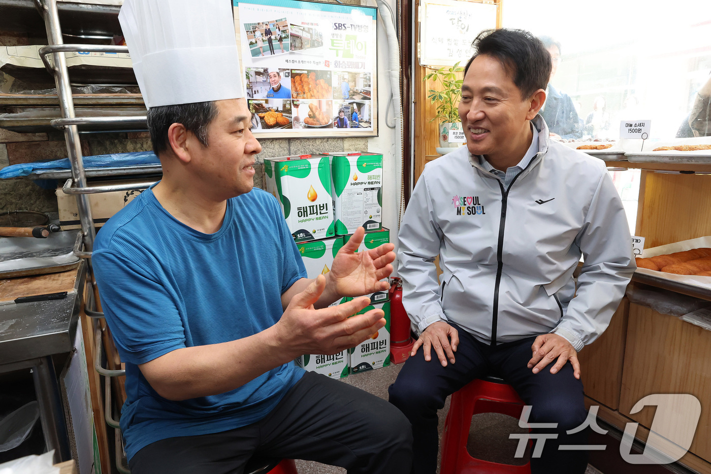 (서울=뉴스1) 구윤성 기자 = 오세훈 서울시장이 2일 오전 서울 쌍문동에 조성된 '쌍리단길'의 한 꽈배기 전문점을 찾아 상인과 대화하고 있다.  2026.4.2/뉴스1