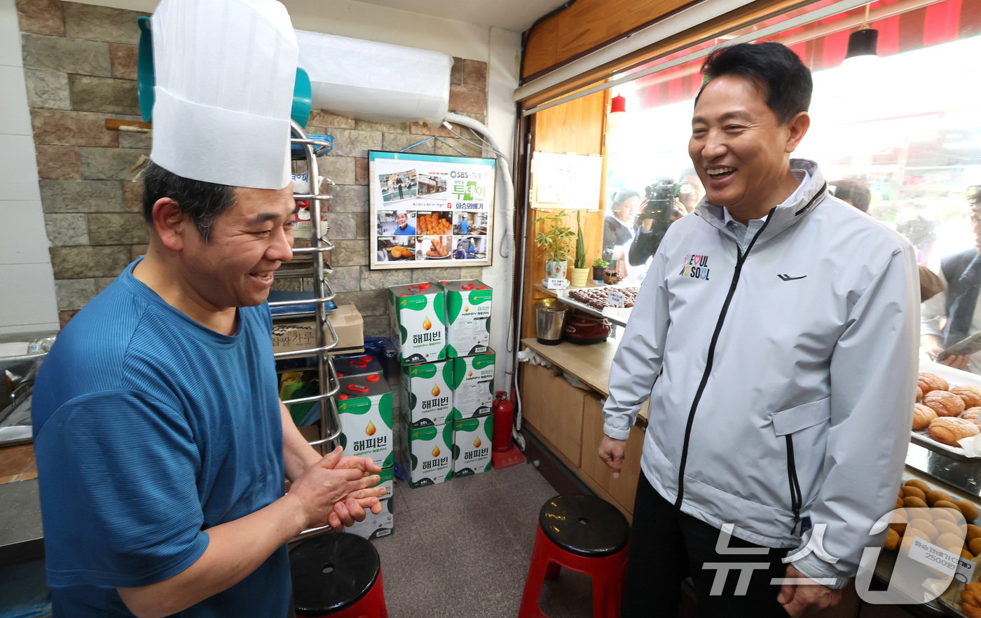 (서울=뉴스1) 구윤성 기자 = 오세훈 서울시장이 2일 오전 서울 쌍문동에 조성된 '쌍리단길'의 한 꽈배기 전문점을 찾아 상인과 대화하고 있다.  2026.4.2/뉴스1
