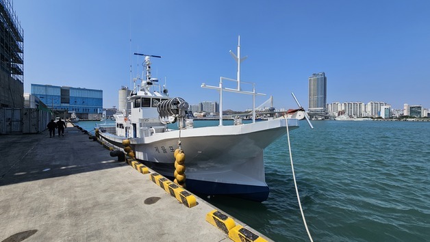 포항서 국내 최초 전기복합추진 어선 '제물포호' 취항식