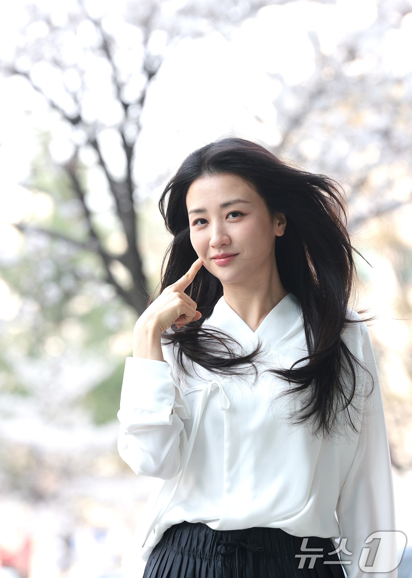 (서울=뉴스1) 권현진 기자 = 배우 박하선이 연극 ‘홍도’ 홍보를 위해 2일 오후 서울 양천구 SBS에 도착해 파워 FM '박하선의 씨네타운' 생방송에 앞서 포즈를 취하고 있다. …