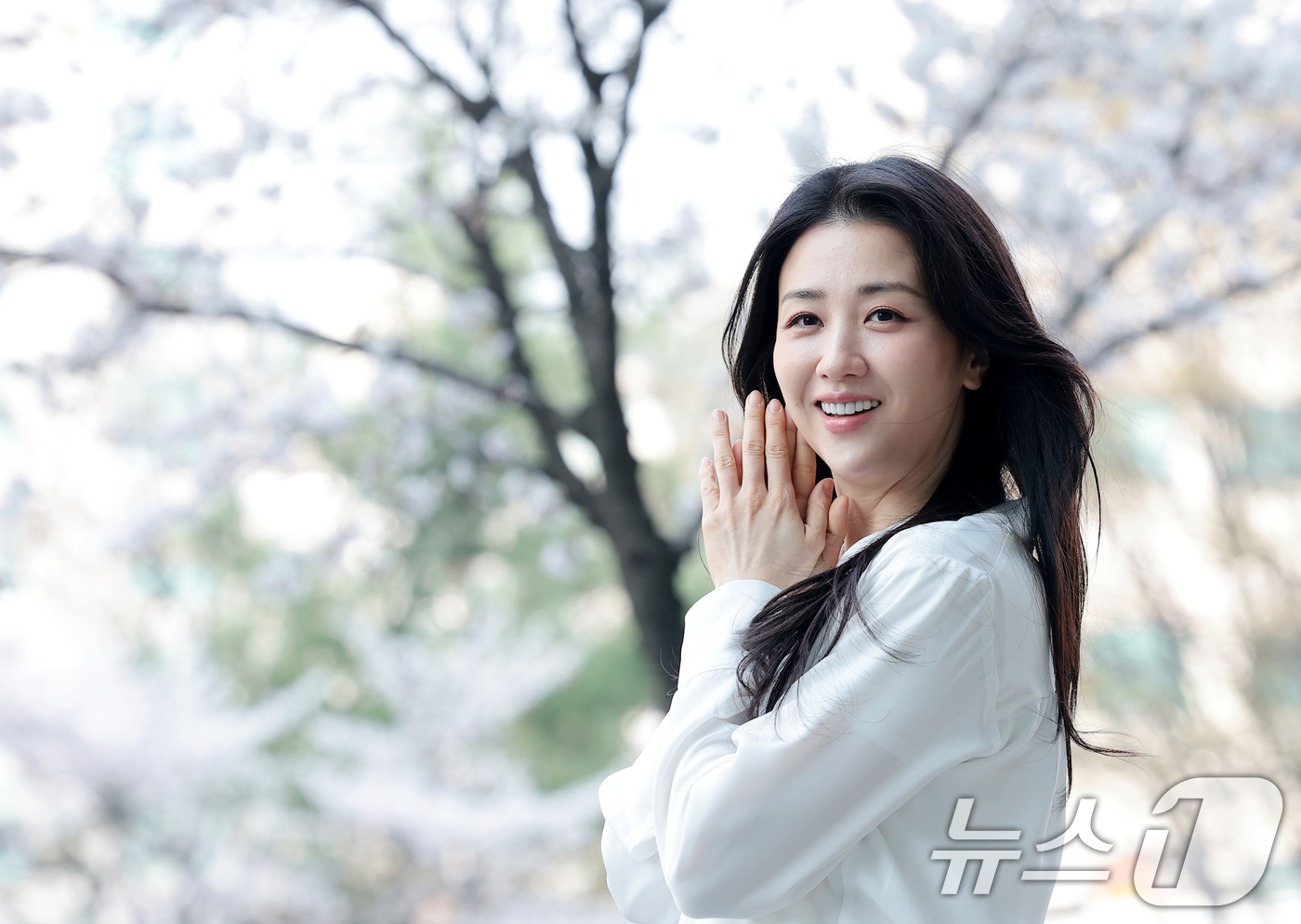 (서울=뉴스1) 권현진 기자 = 배우 박하선이 연극 ‘홍도’ 홍보를 위해 2일 오후 서울 양천구 SBS에 도착해 파워 FM '박하선의 씨네타운' 생방송에 앞서 포즈를 취하고 있다. …