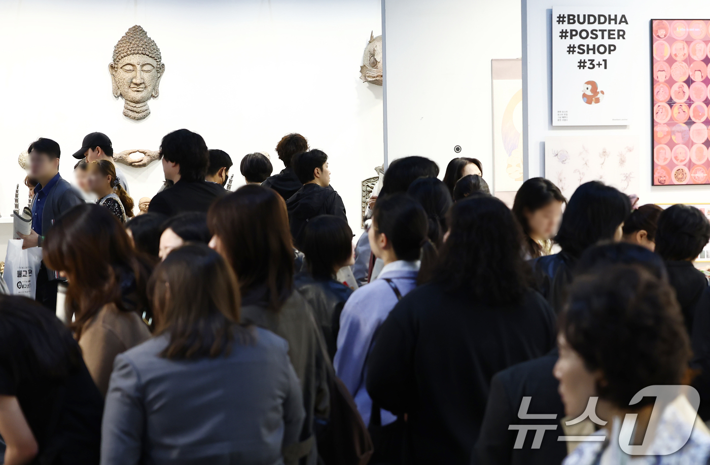 (서울=뉴스1) 김민지 기자 = 2일 오전 서울 강남구 코엑스에서 열린 '2026 서울국제불교박람회 & 제14회 붓다아트페어'에서 관람객들이 부스를 둘러보고 있다. 2026.4.2 …