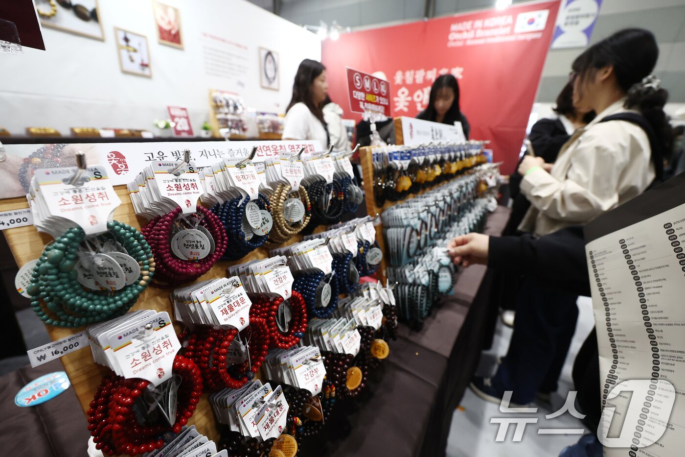 본문 이미지 - 2일 오전 서울 강남구 코엑스에서 열린 '2026 서울국제불교박람회 & 제14회 붓다아트페어'에서 관람객들이 부스를 둘러보고 있다. 대한불교조계종이 주최하는 '서울국제불교박람회'와 '붓다아트페어'는 한국 전통불교문화산업 활성화를 위한 국내 전통불교문화산업 박람회다. 2026.4.2 ⓒ 뉴스1 김민지 기자