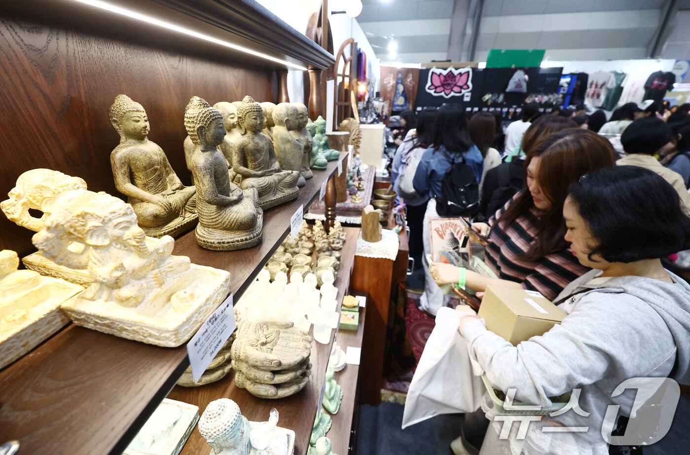 본문 이미지 - 2일 오전 서울 강남구 코엑스에서 열린 '2026 서울국제불교박람회 & 제14회 붓다아트페어'에서 관람객들이 부스를 둘러보고 있다. 2026.4.2 ⓒ 뉴스1 김민지 기자