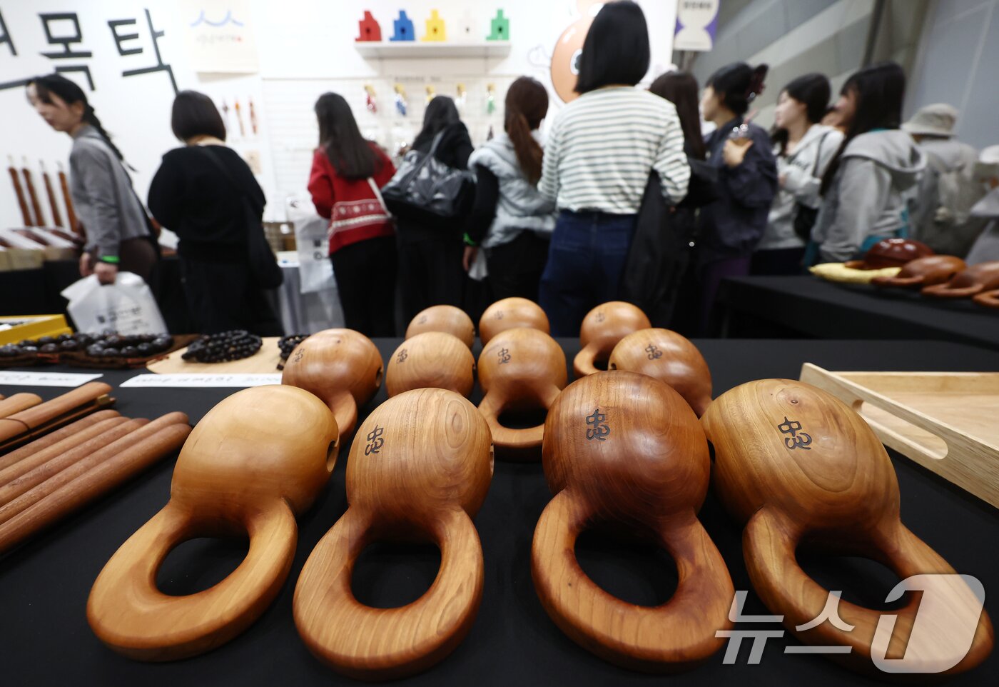 본문 이미지 - 2일 오전 서울 강남구 코엑스에서 열린 '2026 서울국제불교박람회 & 제14회 붓다아트페어'에서 관람객들이 부스를 둘러보고 있다. 2026.4.2 ⓒ 뉴스1 김민지 기자