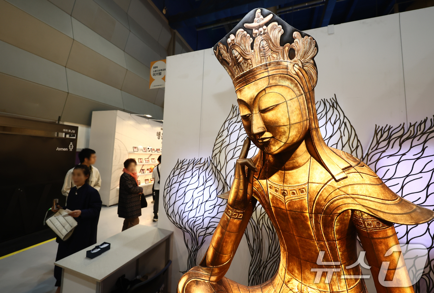 (서울=뉴스1) 김민지 기자 = 2일 오전 서울 강남구 코엑스에서 열린 '2026 서울국제불교박람회 & 제14회 붓다아트페어'에서 한지로 만든 불상 작품이 전시돼 있다. 2026. …