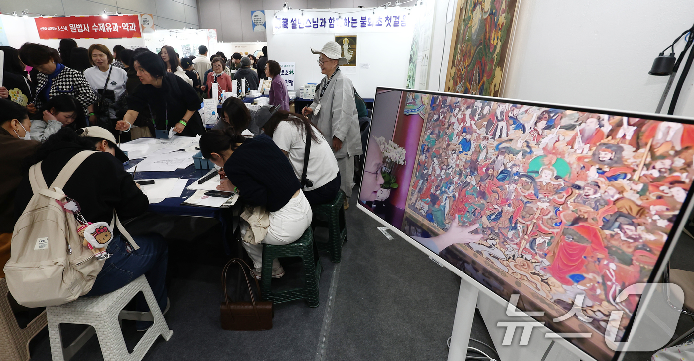 (서울=뉴스1) 김민지 기자 = 2일 오전 서울 강남구 코엑스에서 열린 '2026 서울국제불교박람회 & 제14회 붓다아트페어'를 찾은 관람객들이 불화 그리기 체험을 하고 있다. 2 …