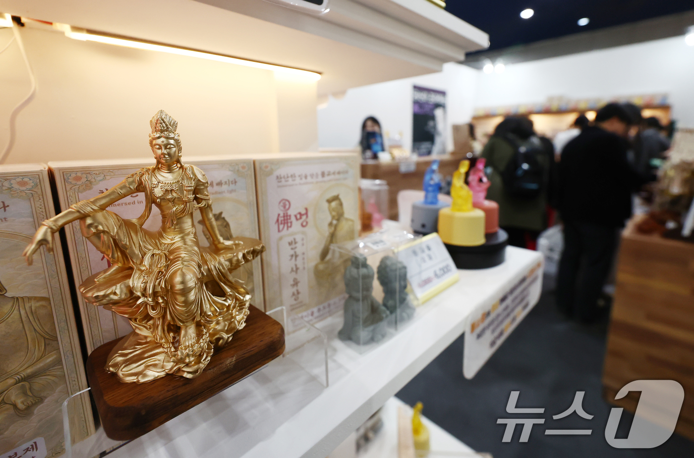 (서울=뉴스1) 김민지 기자 = 2일 오전 서울 강남구 코엑스에서 열린 '2026 서울국제불교박람회 & 제14회 붓다아트페어'에 불교 관련 용품들이 진열돼 있다. 2026.4.2/ …