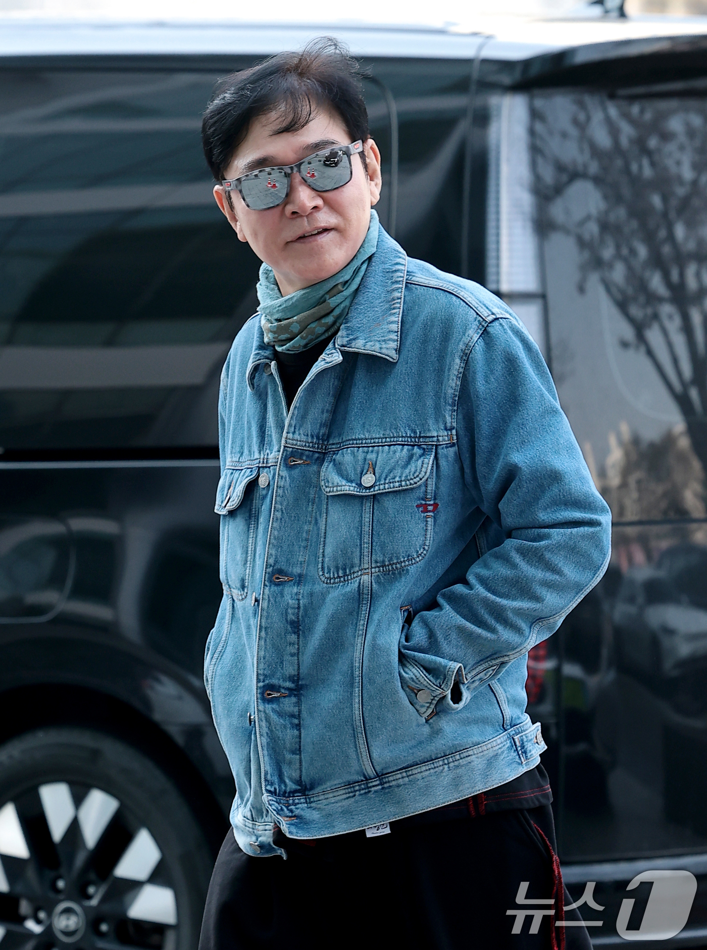 (서울=뉴스1) 권현진 기자 = 배우 정보석이 연극 ‘홍도’ 홍보를 위해 2일 오후 서울 양천구 SBS에 도착해 파워 FM '박하선의 씨네타운' 스튜디오로 이동하고 있다. 2026 …