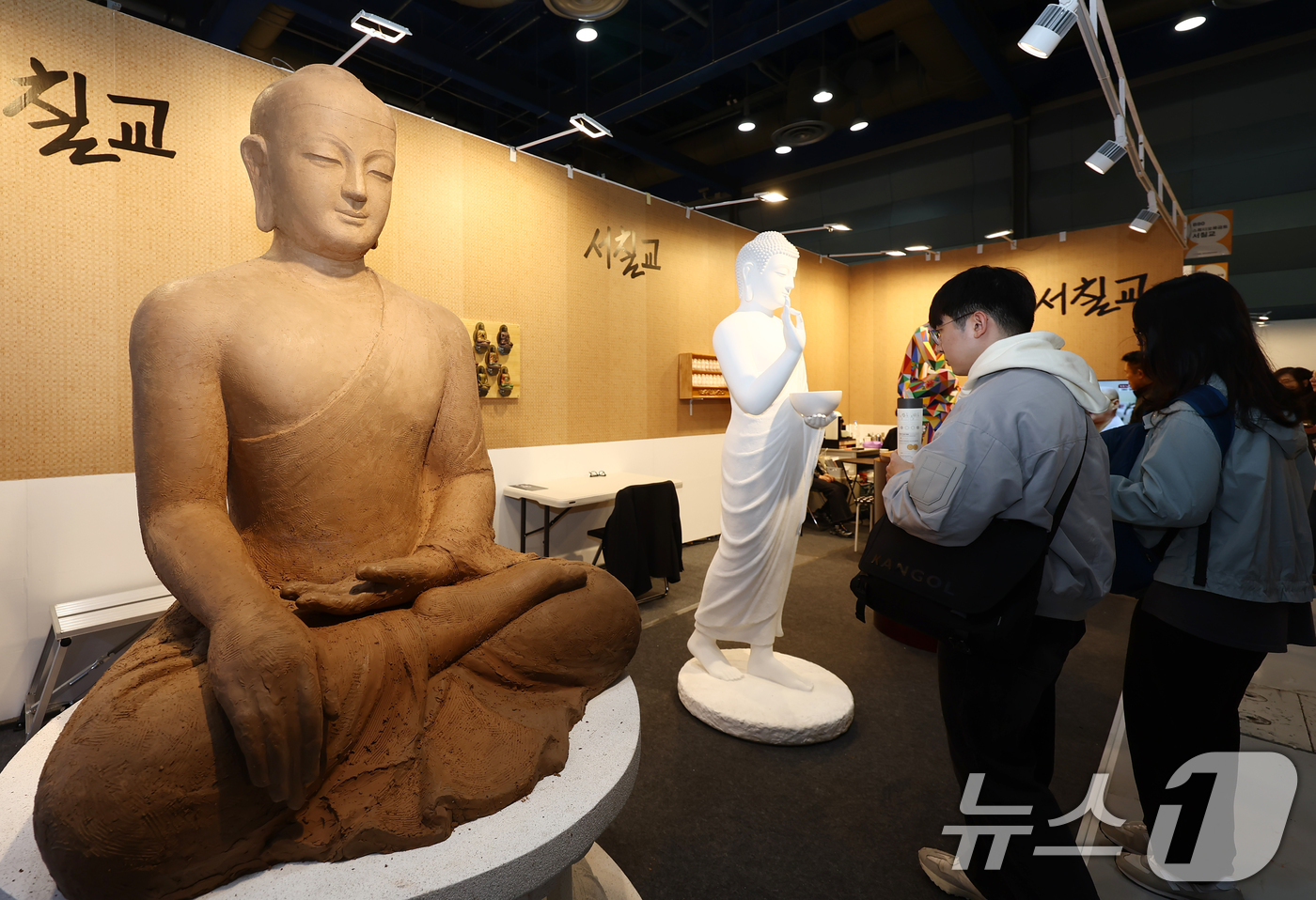 (서울=뉴스1) 김민지 기자 = 2일 오전 서울 강남구 코엑스에서 열린 '2026 서울국제불교박람회 & 제14회 붓다아트페어'에서 관람객들이 불상을 보고 있다. 2026.4.2/뉴 …