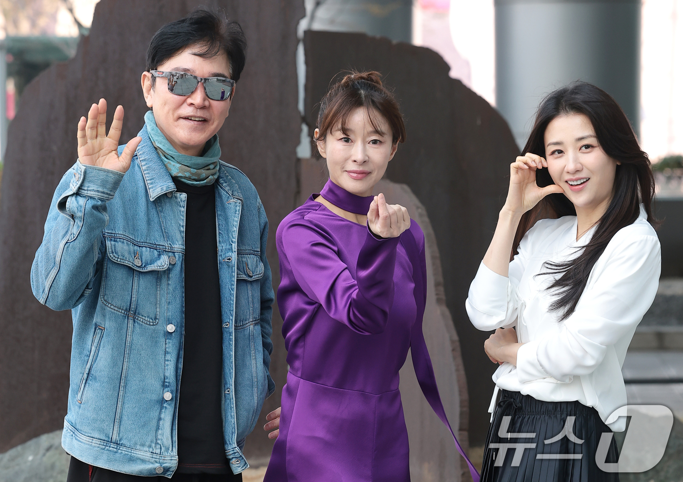 (서울=뉴스1) 권현진 기자 = 배우 정보석(왼쪽부터)과 예지원, 박하선이 연극 ‘홍도’ 홍보를 위해 2일 오후 서울 양천구 SBS에 도착해 파워 FM '박하선의 씨네타운' 생방송 …