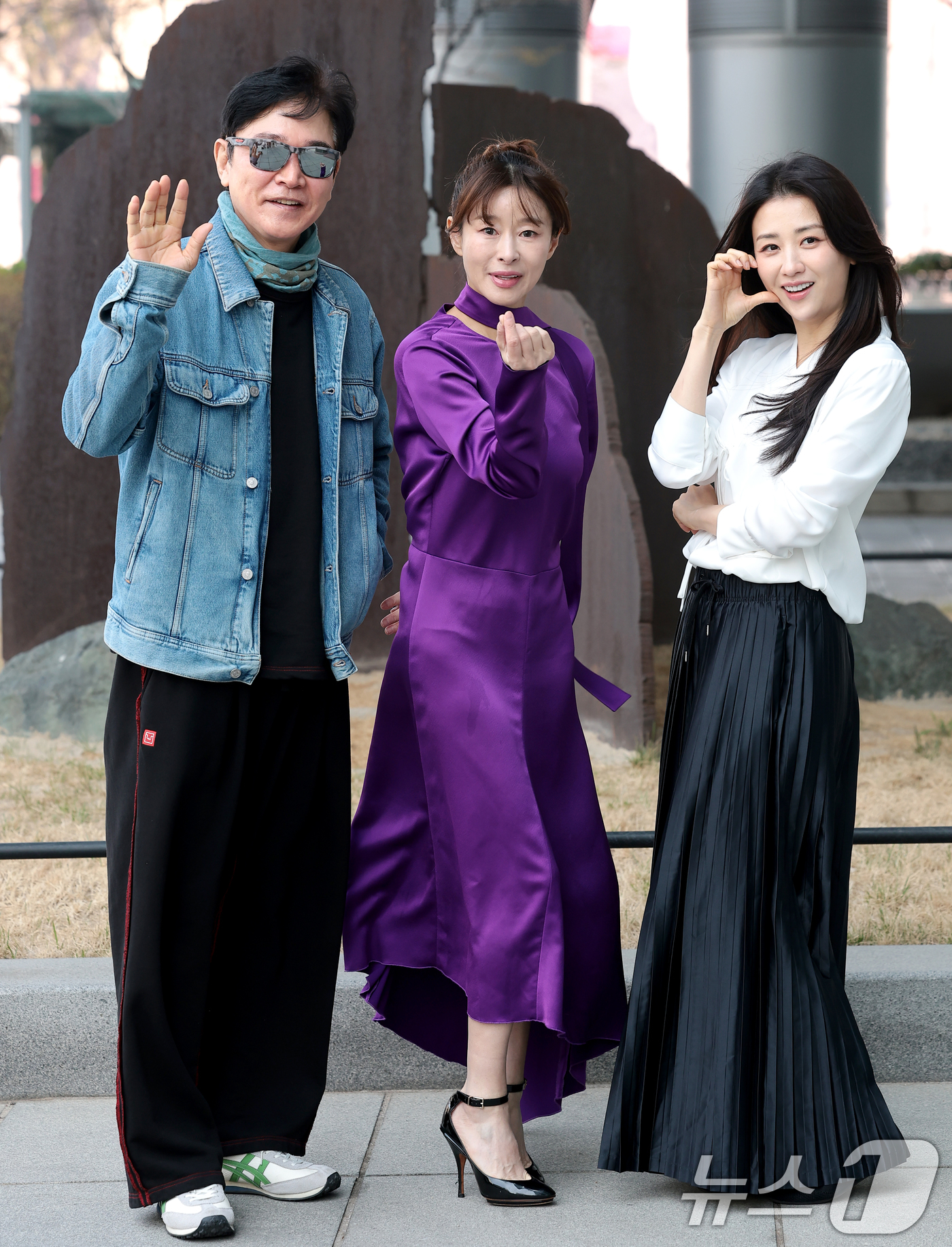 (서울=뉴스1) 권현진 기자 = 배우 정보석(왼쪽부터)과 예지원, 박하선이 연극 ‘홍도’ 홍보를 위해 2일 오후 서울 양천구 SBS에 도착해 파워 FM '박하선의 씨네타운' 생방송 …