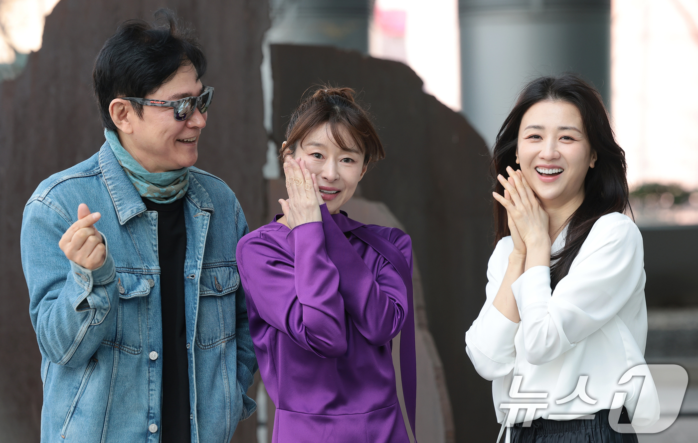(서울=뉴스1) 권현진 기자 = 배우 정보석(왼쪽부터)과 예지원, 박하선이 연극 ‘홍도’ 홍보를 위해 2일 오후 서울 양천구 SBS에 도착해 파워 FM '박하선의 씨네타운' 생방송 …
