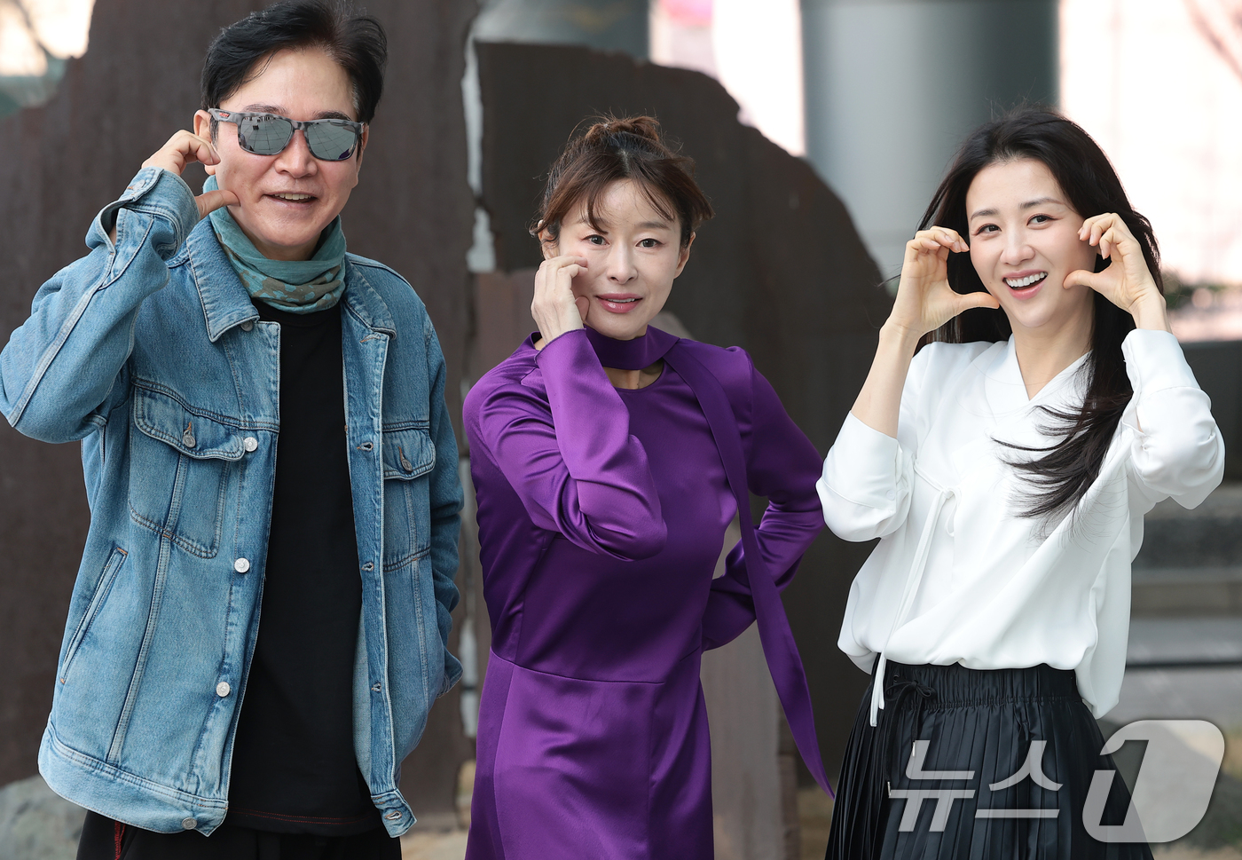 (서울=뉴스1) 권현진 기자 = 배우 정보석(왼쪽부터)과 예지원, 박하선이 연극 ‘홍도’ 홍보를 위해 2일 오후 서울 양천구 SBS에 도착해 파워 FM '박하선의 씨네타운' 생방송 …