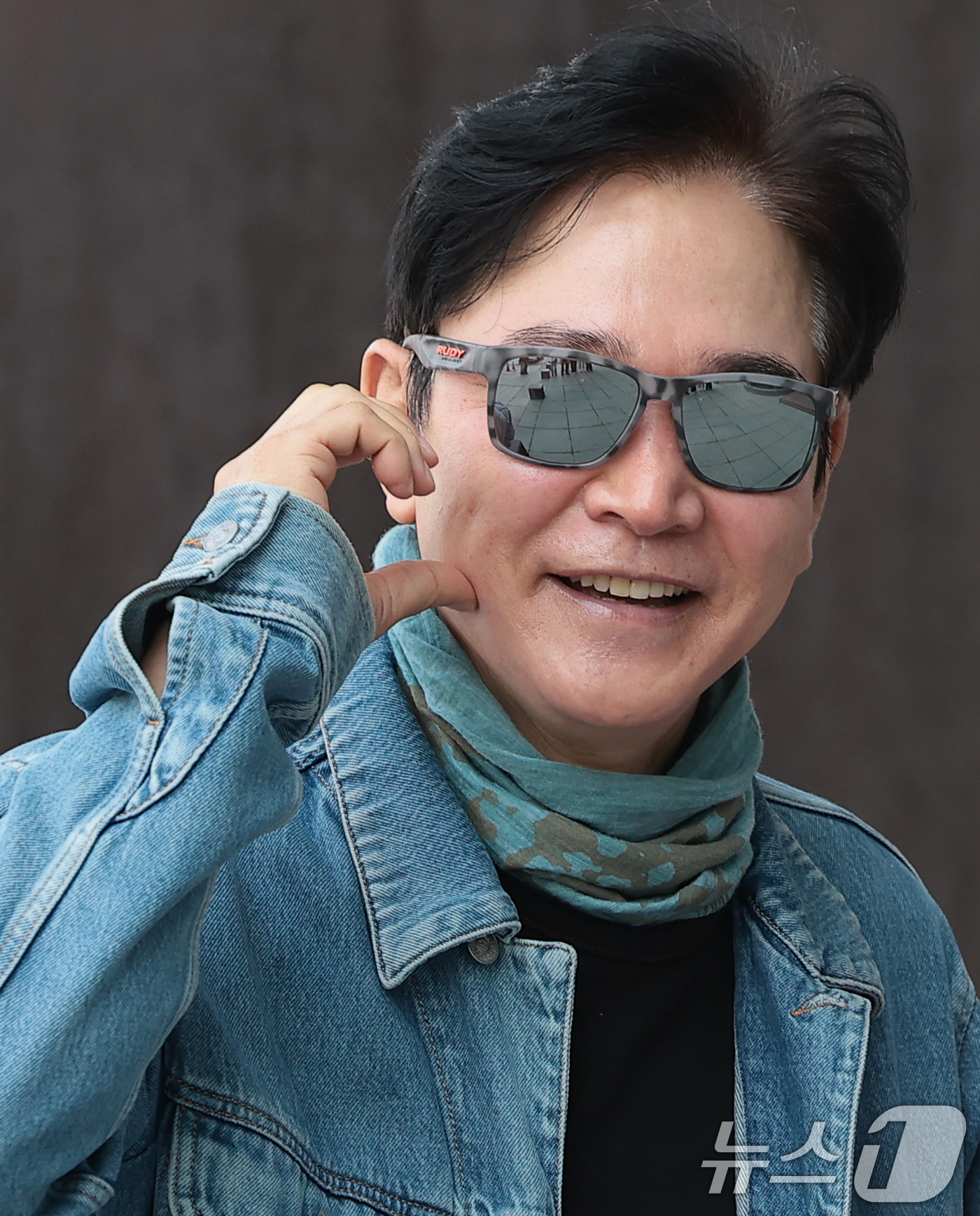 (서울=뉴스1) 권현진 기자 = 배우 정보석이 연극 ‘홍도’ 홍보를 위해 2일 오후 서울 양천구 SBS에 도착해 파워 FM '박하선의 씨네타운' 생방송에 앞서 포즈를 취하고 있다. …