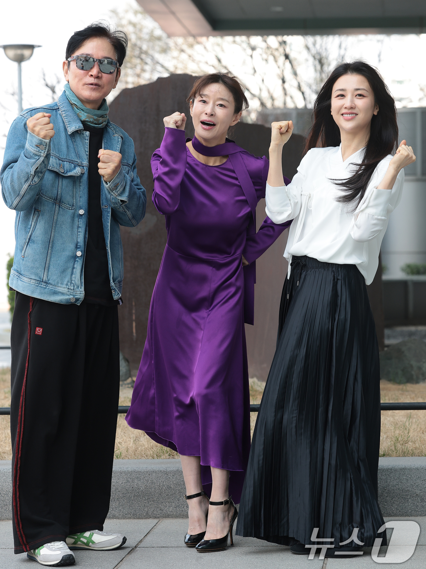 (서울=뉴스1) 권현진 기자 = 배우 정보석(왼쪽부터)과 예지원, 박하선이 연극 ‘홍도’ 홍보를 위해 2일 오후 서울 양천구 SBS에 도착해 파워 FM '박하선의 씨네타운' 생방송 …